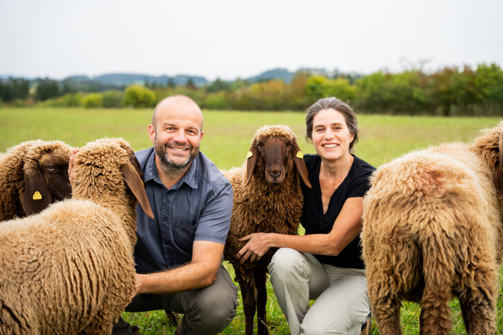 Paul Axmann und Martina Follner mit ihren Schafen auf der Wiese