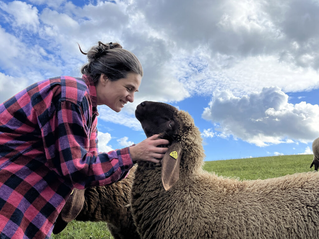 Martina Follner mit einem Schaf